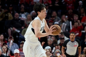 媒體人：楊瀚森進步了！庫里擁有圓柱體了！哇歐！