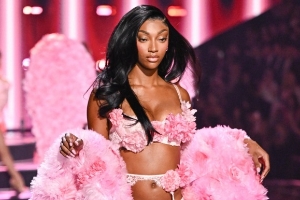 WNBA里斯維密走秀！超多天使強勢回歸更有TWICE獻唱