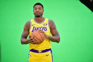 斯瑪特上半場零出手得分籃板掛零 上演標(biāo)志性造對手進(jìn)攻犯規(guī)