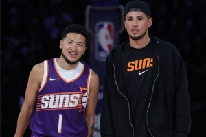 本尊認(rèn)可！布克曬與“中文布克”合影以及后者投籃視頻：繼續(xù)投