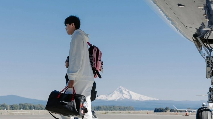 開拓者前往猶他客場登機照 楊瀚森依然背著粉色小書包