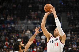 油箱油還很足！大洛佩斯首節(jié)5分鐘三分4中3射落9分 另有1板1帽