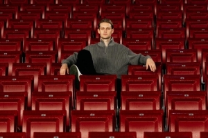 續(xù)約！德容社媒曬在諾坎普照片：不僅是俱樂部，更是大家庭