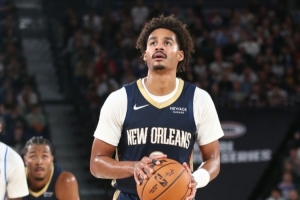 23.8%三分命中率！鵜鶘三分21投僅5中！半場結(jié)束落后火箭1分！