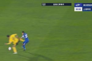 暴力動作！孫捷亮鞋底蹬踹于漢超染黃，主裁看VAR后改判紅牌！