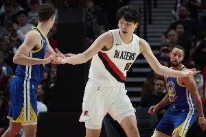 籃板季前賽新高！楊瀚森有所進步得9分6板1助1帽 另有1失誤4犯規(guī)