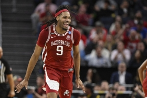 場(chǎng)均7分5籃板1蓋帽！黃蜂官方宣布簽下阿肯色大學(xué)中鋒喬納斯-艾杜