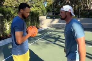 庫里單挑職業(yè)高爾夫球手迅速勝出 詹姆斯評(píng)論：晚安！