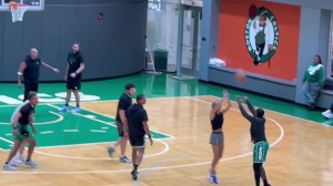 人干事？綠軍教練57比4暴打記者隊！哨響后馬祖拉握拳慶祝