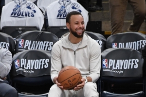 勇三瘋！埃澤利：庫里中場(chǎng)時(shí)會(huì)看社媒上的惡評(píng) 然后下半場(chǎng)暴走