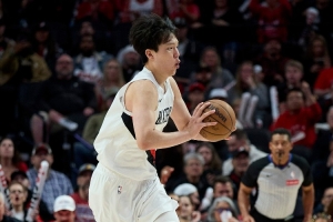 媒體人：楊瀚森首節(jié)后2分鐘喘不過來了 講真我覺得應(yīng)該要減重