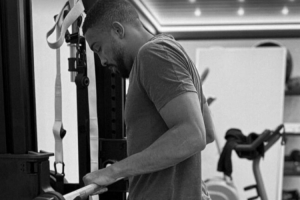 接受膝蓋手術(shù)傷缺六周！布雷默曬健身房康復(fù)圖：向前一步