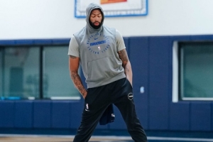 新賽季沖！獨行俠曬球隊訓(xùn)練照：濃眉冥想 弗拉格激情拍掌