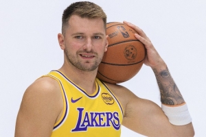 填滿數(shù)據(jù)欄！東契奇上半場8中4得到16分4板7助1斷1帽 罰球8中6