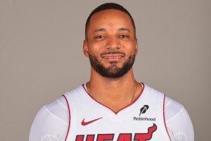 能攻能傳！鮑威爾出戰(zhàn)25分鐘 13投8中砍下23分6助攻