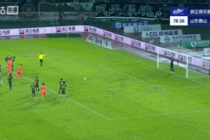 泰山2-2扳平浙江！裁判長時間看VAR后判程進犯規(guī)，克雷桑點射破門