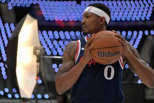 首秀發(fā)揮不錯(cuò)！比爾上半場(chǎng)兩分6中6砍下12分2籃板 正負(fù)值+5