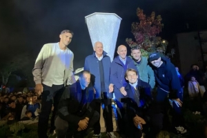 亞特蘭大慶祝俱樂部成立118周年，制作歐聯(lián)杯獎(jiǎng)杯的大理石雕像