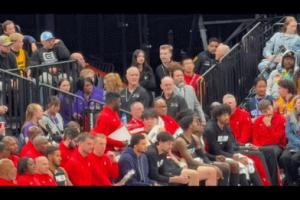 楊瀚森替補(bǔ)席不甘哭泣！美網(wǎng)友：更支持他了！球員有羞恥心是好事