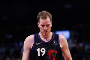 達(dá)科談珀?duì)柼貭杺椋核麤](méi)事就是背部僵硬而已 不想強(qiáng)行讓他出場(chǎng)