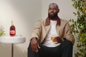 詹姆斯再發(fā)軒尼詩廣告：巧克力盒內(nèi)味道未知 但美酒可知！