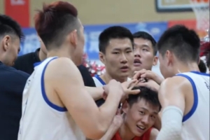 三戰(zhàn)全勝！遼籃大勝結(jié)束丹東站熱身賽 賽后按著王嵐嵚喊加油