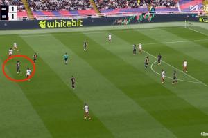 是真沒招了！比賽最后10分鐘，阿勞霍客串中鋒頂在鋒線位置