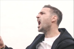 激情！戰(zhàn)勝尤文后小法沖入球員堆慶祝，向看臺“農夫三拳”謝場