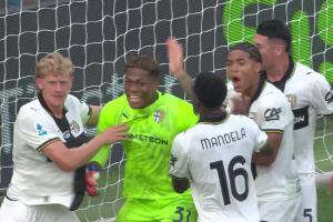 太強(qiáng)了！鈴木彩艷壓哨撲點(diǎn)救主+7撲救 單場(chǎng)9.5分助十人帕爾馬拿分