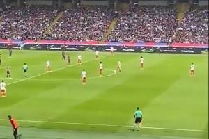 又掩耳盜鈴！巴薩vs赫羅納開(kāi)球15秒“靜站”抗議，轉(zhuǎn)播切球場(chǎng)遠(yuǎn)景