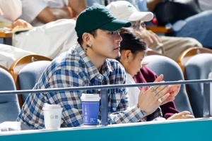 王大雷現(xiàn)場觀戰(zhàn)WTA寧波站單打決賽，他昨天在杭州踢完中超