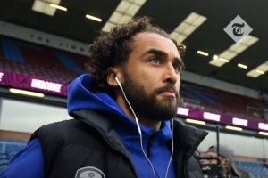 郵報：伯恩利vs利茲聯(lián)進行單膝跪地儀式時，勒溫拒絕跪地選擇站立