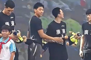 廣東宏遠(yuǎn)男籃參加公益活動 新援崔永熙與球隊(duì)一同出席