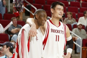 楊毅：姚明放在這個(gè)時(shí)代無敵不了 但他能多打好些年&在場(chǎng)上作用大