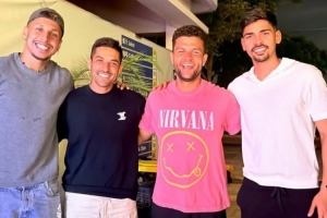 短暫休息，馬德魯加曬和克雷桑合影：無論場上場下都是最高水平