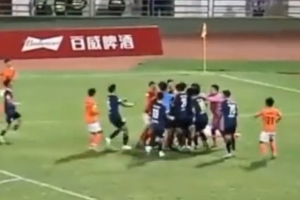 川超有球員被踩中踝關(guān)節(jié)骨裂，引發(fā)雙方球員沖突