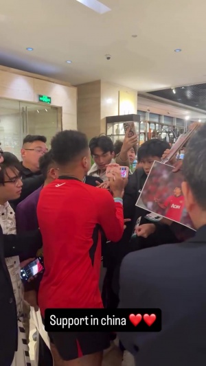 大明星林皇！林加德被中國球迷圍著簽名，踢個亞冠客場成了見面會