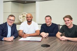 間隔8任主帥！孔帕尼是15年來首位續(xù)約的拜仁主帥，上次是范加爾