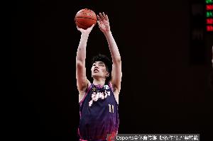 余嘉豪：CBA有時(shí)外援拿球 其他人可能就站在邊上看&忘了該做的事