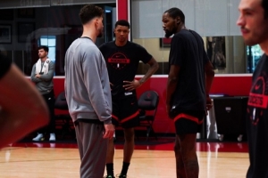 明天客戰(zhàn)衛(wèi)冕冠軍雷霆！火箭曬訓練照：杜蘭特申京賈巴里同框