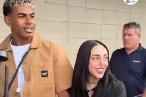 如膠似漆！亞馬爾出席活動與女友大秀恩愛，兩人面對鏡頭十指緊扣