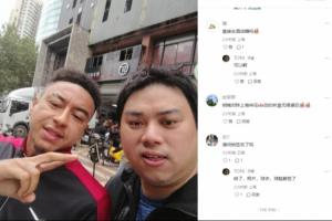 見(jiàn)到林皇本尊！上海球迷在酒店蹲守林加德成功，還得到了全套簽名