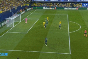 別扒拉我佩佩沖撞多納魯馬，多納魯馬揪其衣領(lǐng)摸他頭被推開