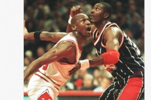 強(qiáng)強(qiáng)對(duì)話！美媒曬喬丹和大夢(mèng)同框照：揭幕戰(zhàn)的亞歷山大和申京