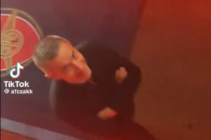 幕后英雄，轉(zhuǎn)會(huì)的神！阿森納球迷賽后朝貝爾塔大喊，后者微微一笑