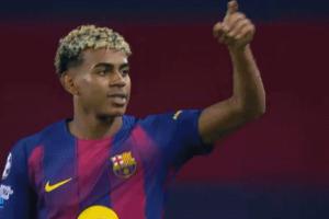 女友現(xiàn)場觀戰(zhàn)！亞馬爾破門后，向看臺做出飛吻慶祝