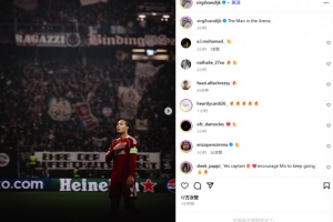 終結(jié)4連?。±锲株犻L范戴克社媒曬向球迷謝場照：球場中的男人