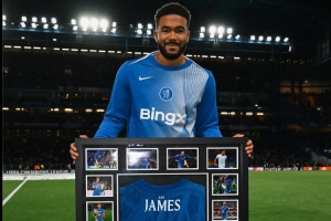 切爾西生涯200場里程碑！里斯-詹姆斯在賽前獲贈紀念球衣并展示