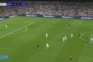 尤文連續(xù)配合反擊，卡盧盧傳中被阿森西奧解圍