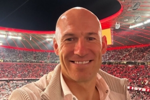 好久不見(jiàn)！41歲羅本重返慕尼黑，現(xiàn)場(chǎng)觀(guān)戰(zhàn)拜仁vs布魯日的歐冠比賽